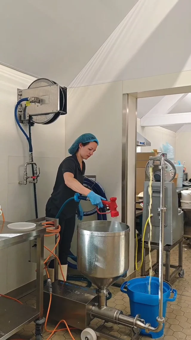 🥄 𝐊𝐢𝐣𝐤𝐣𝐞 𝐢𝐧 𝐝𝐞 𝐤𝐞𝐮𝐤𝐞𝐧 𝐛𝐢𝐣 @qarczuivel

"De prijswinnende Qarc en Jogurt worden gemaakt in een voormalige hooischuur, omgetoverd tot een moderne zuivelmakerij."
De kracht van onze producten? Die zit in het ambacht. We combineren traditionele productieprocessen met strenge hygiënestandaarden. Zo maken we kwark en yoghurt op een manier die je tegenwoordig nog maar zelden ziet:

✔️ Gemaakt volgens een authentiek kaasrecept
✔️ Consistent in aanpak, hoog in kwaliteit
✔️ Zonder toegevoegde yoghurt
✔️ Geen melkpoeder of andere externe eiwitten
✔️ Alle tijd om op natuurlijke wijze in te dikken

➡️ Bij ons duurt het zo’n 24 uur om kwark te maken. De industrie doet het vaak in de helft van de tijd.
En dat proef je! 

Qarc, da’s pas kei lekker lokaal genieten. 
Bestel nu: 
Link in bio