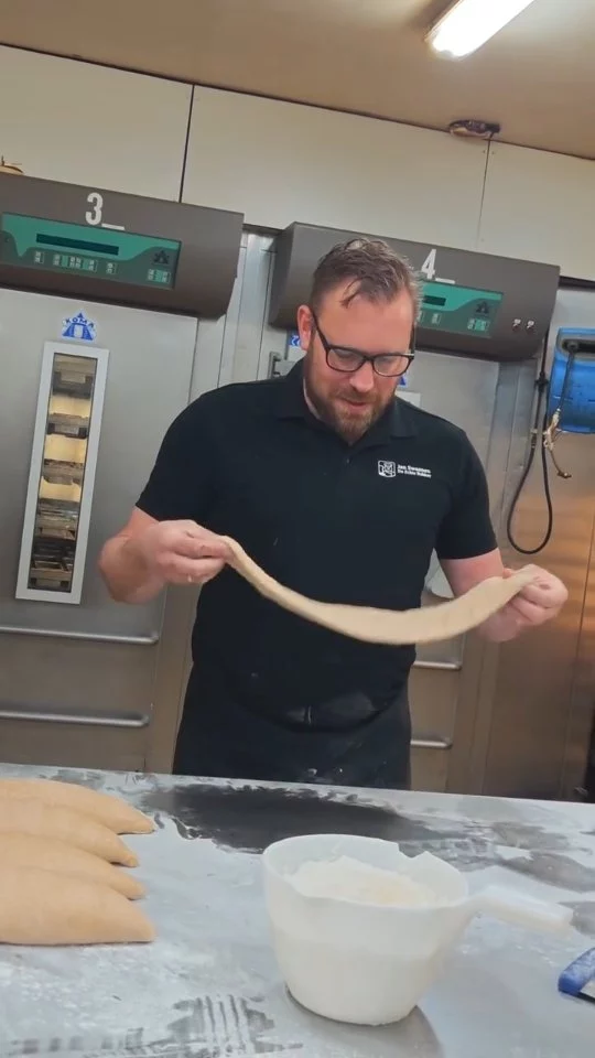 🥖 𝐃𝐞𝐧𝐧𝐢𝐬 𝐛𝐚𝐤𝐭 𝐳’𝐧 𝐟𝐚𝐯𝐨𝐫𝐢𝐞𝐭: 𝐝𝐞𝐬𝐞𝐦𝐛𝐫𝐨𝐨𝐝 𝐯𝐚𝐧 𝐬𝐩𝐞𝐥𝐭 𝐮𝐢𝐭 𝐃𝐢𝐞𝐬𝐬𝐞𝐧!

Dit is ’m. Het brood waar bakker Dennis zelf helemaal fan van is!
Stevig, smaakvol en gemaakt van Brabantse ingrediënten!

Das pas kei lekker lokaal.  Bestel het nu eenvoudig online! 
Link in bio